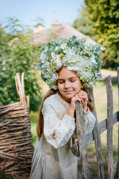 Menina Vestindo Vestido Nacional Ucraniano Coroa Flores Livre Retrato Adolescente — Fotografia de Stock