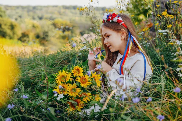 Menina Vestindo Vestido Nacional Ucraniano Coroa Flores Livre Retrato Adolescente — Fotografia de Stock