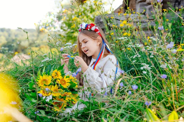 Menina Vestindo Vestido Nacional Ucraniano Coroa Flores Livre Retrato Adolescente — Fotografia de Stock