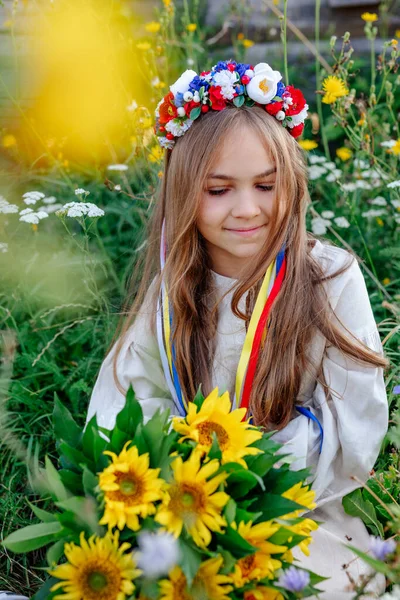 Little Girl Wearing Ukrainian National Dress Wreath Flowers Outdoor Portrait — Stock Photo, Image