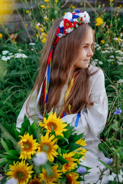 Menina Vestindo Vestido Nacional Ucraniano Coroa Flores Livre Retrato Adolescente — Fotografia de Stock