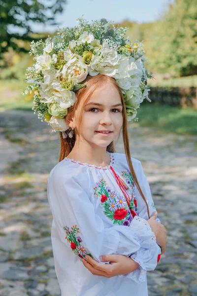 Klein Meisje Draagt Oekraïense Nationale Jurk Krans Van Bloemen Buiten — Stockfoto