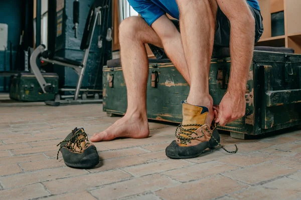 Gros Plan Jeune Alpiniste Portant Des Chaussures Escalade Dans Gymnase — Photo