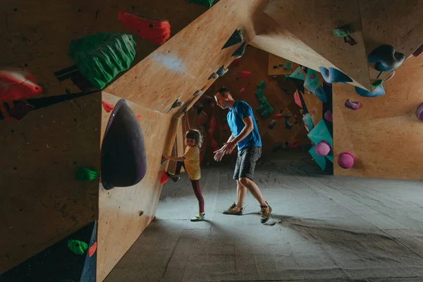 Padre Hija Escaladores Roca Entrenando Moderno Gimnasio Escalada Roca Interior — Foto de Stock