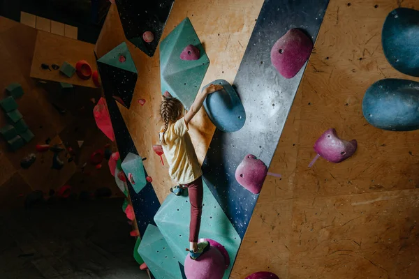 Entrenamiento Escaladora Niña Moderno Gimnasio Escalada Roca Interior Actividades Deportivas — Foto de Stock