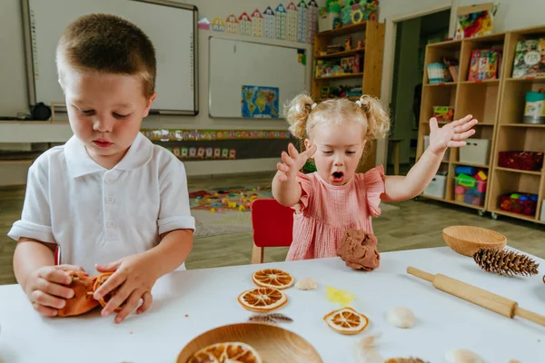Niños Haciendo Impresiones Masa Utilizando Materiales Naturales Rebanadas Naranja Seca — Foto de Stock