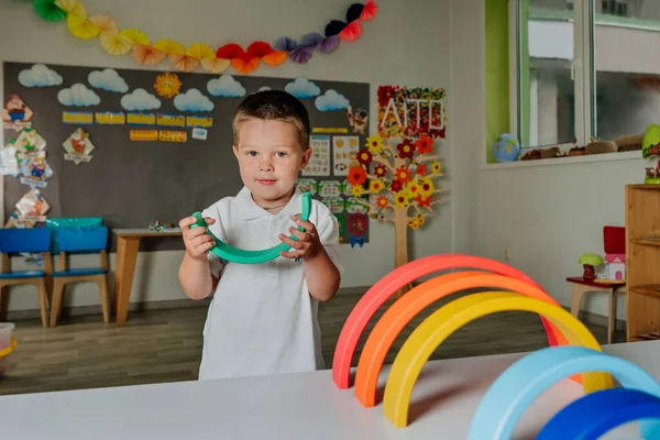 Niño Jugando Con Arco Iris Madera Jardín Infantes Fundamentos Naturales — Foto de Stock