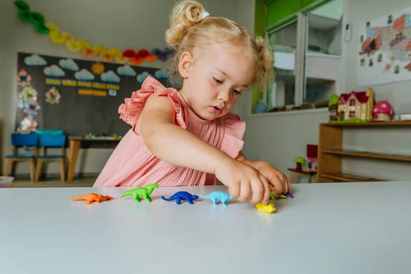 Niña Jugando Con Dinosaurios Coloridos Juguetes Jardín Infantes — Foto de Stock