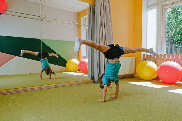 Little Girl Doing Handstand Twine Sport Gym Preschooler Doing Acrobatic — стоковое фото