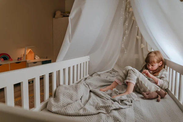 Little Girl Using Smartphone Sitting Bed Handmade House Generation Alpha — ストック写真