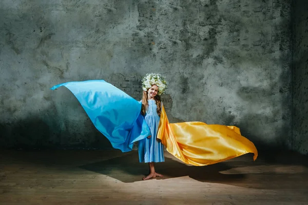 Menina Vestido Bordado Étnico Usando Coroa Flores Com Asas Voadoras — Fotografia de Stock