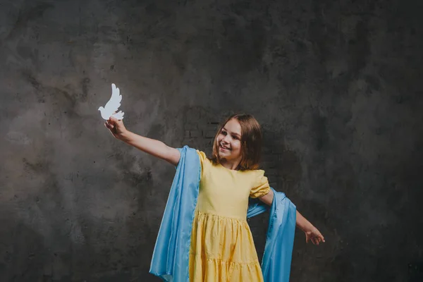 Menina Com Bandeira Ucraniana Segurando Pombo Papel Branco Como Símbolo — Fotografia de Stock