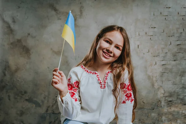 Маленькая Девочка Вышитой Национальности Рубашке Украинским Флагом Символом Молитвы Мира — стоковое фото