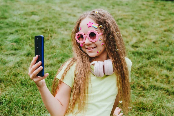 Adolescente Mignonne Avec Des Autocollants Sur Son Visage Portant Des — Photo