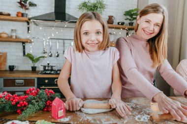 Anne ve kızı mutfakta zencefilli kurabiye pişiriyorlar. Kıza odaklan..
