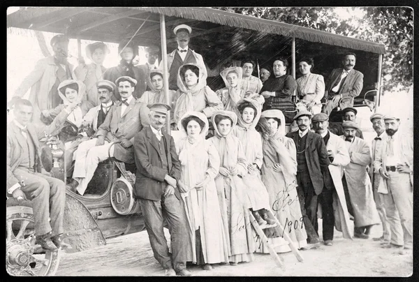 Lidé ve staré fotografie autobus — Stock fotografie