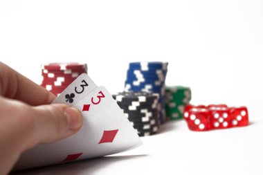 Dices üzerinde beyaz izole el ile