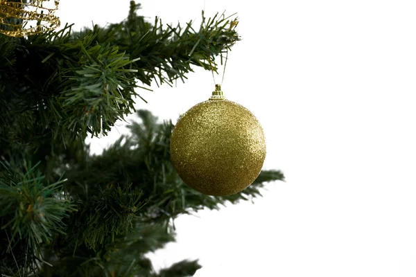 Décoration de Noël sur arbre isolé sur blanc — Photo