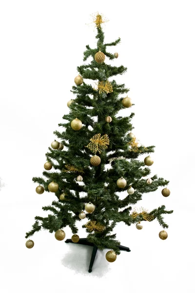 A árvore de X-mas com decoração de ouro isolado em branco — Fotografia de Stock