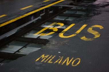 otobüs durağı işareti, milano, İtalya