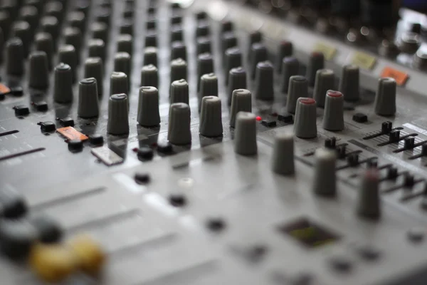 Besturingselementen van een muziek mixer — Stockfoto