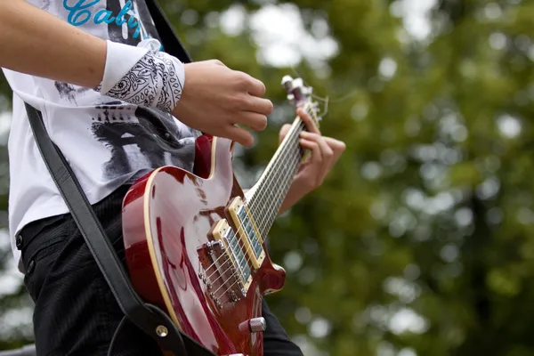 Detalhe de tocar guitarra — Fotografia de Stock