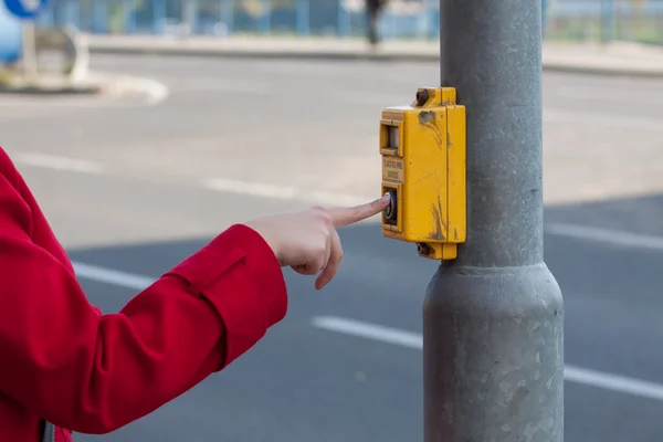 Кнопка пешеходного перехода, ожидание на семафоры — стоковое фото