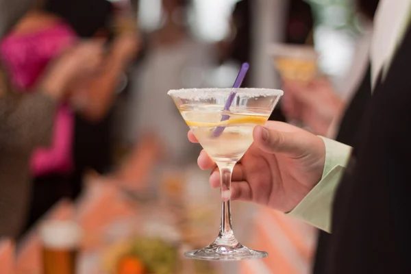 Het glas in de hand, toast op het huwelijk — Stockfoto