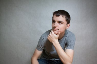 bir düşünceli minderlerle yüzüne adamla portre