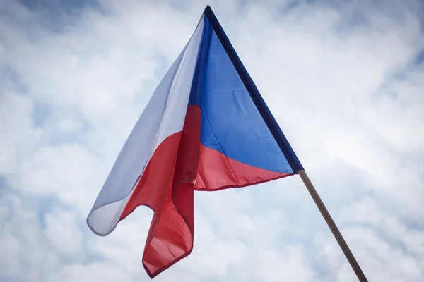 Le drapeau de la République tchèque dans le ciel, agitant dans le vent — Photo