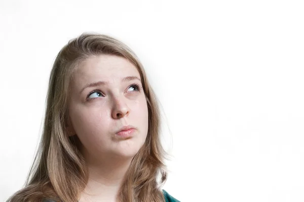 Mulher pensativa jovem que olha para cima - isolado em branco — Fotografia de Stock