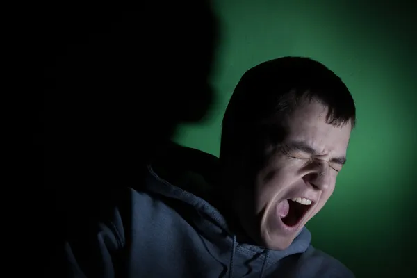 Молодой кавказский человек кричит — стоковое фото