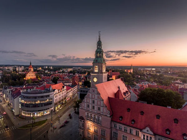 Olsztyn - şehir panoraması. Ön planda, gün batımında belediye binasında..
