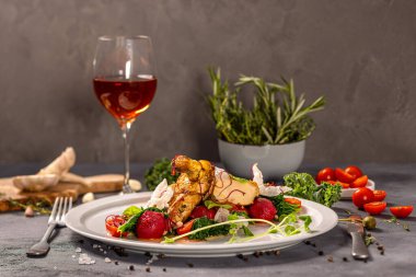 Beetroot gnocchi, lahana, vişneli domates ve cevizli tavuk.