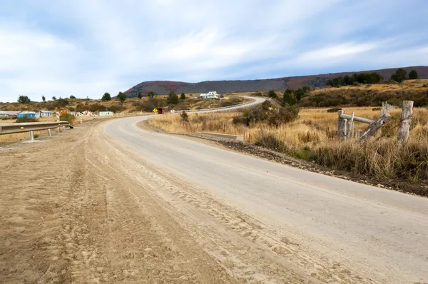 Camino de tierra sinuoso — Foto de Stock