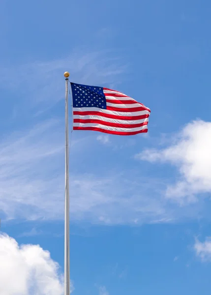 Bandiera americana sul palo della bandiera che sventola nel cielo blu — Foto Stock