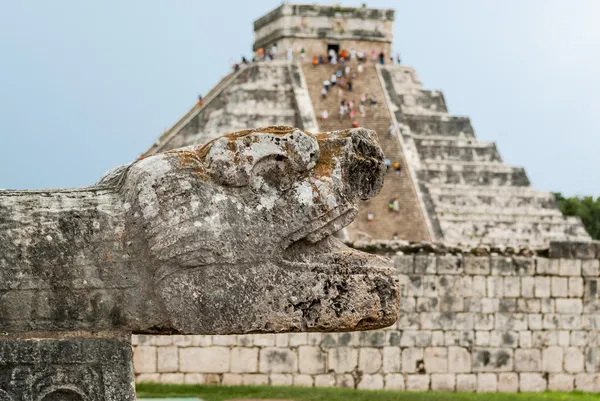 Pirámide de Chichén Itzá con cabeza de serpiente en primer plano Imagen de archivo