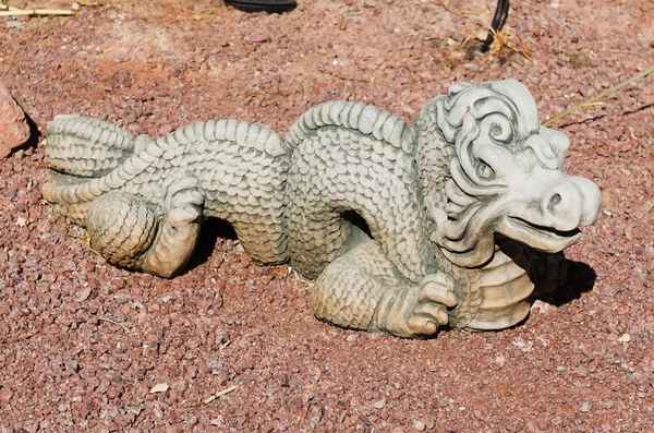 Dragón ornamental en un jardín de piedra — Foto de Stock