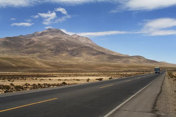 Krajina a cesta v altiplano, peru — Stock fotografie