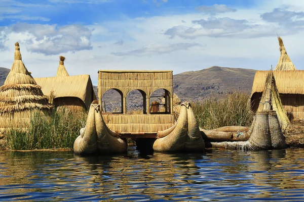 Titicaca-tó úszó szigetek Peru Uros — Stock Fotó