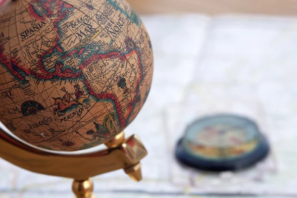 Starověké globe a kompas nad mapou — Stock fotografie