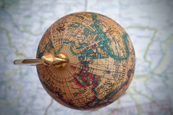 Wereldwijd globe over een kaart — Stockfoto