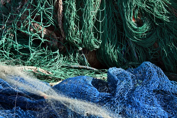 Blaue und grüne Fischernetze im Hafen — Stockfoto