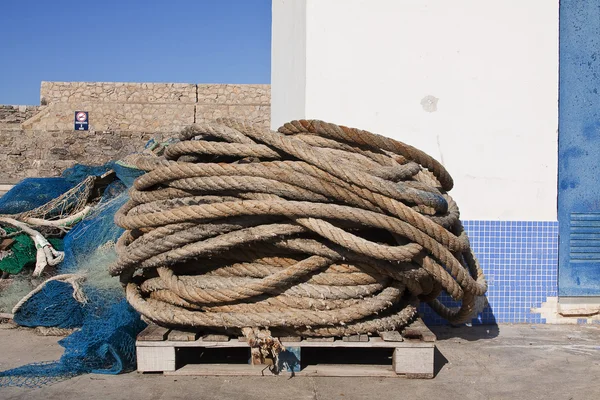 Redes e cordas de pesca no porto — Fotografia de Stock