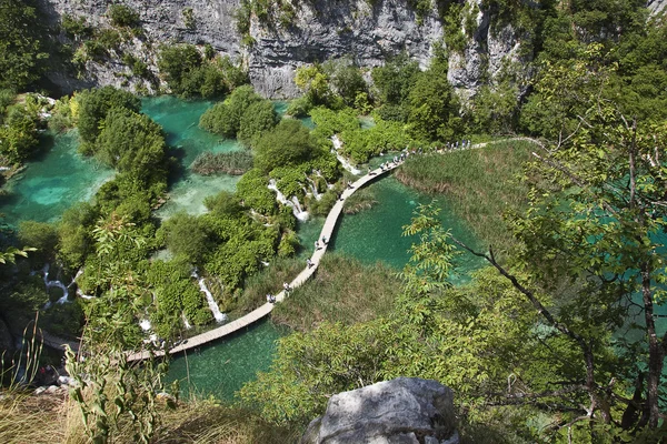 Vista turística del Parque Nacional de los Lagos de Plitvice en Croacia —  Fotos de Stock