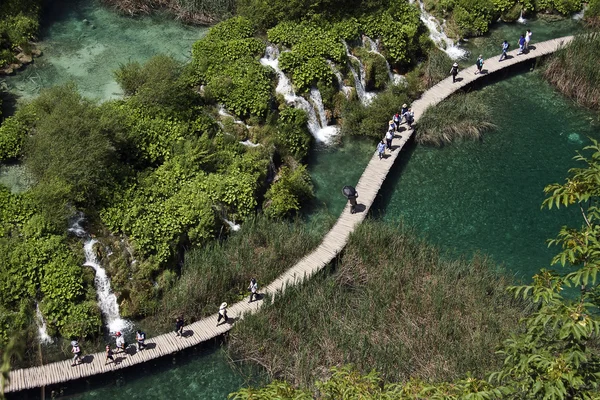 Vista turística del Parque Nacional de los Lagos de Plitvice en Croacia —  Fotos de Stock