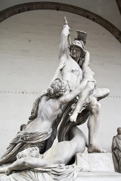 フィレンツェ、ロッジア ・ デッラ ・ シニョーリア広場、アンティークの大理石彫刻 th — ストック写真