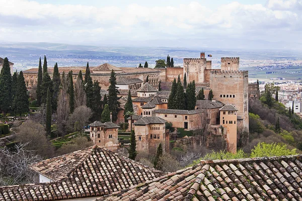 Вид на Ла-Альгамбру из садов Женералифе в Гранаде, Испания — стоковое фото