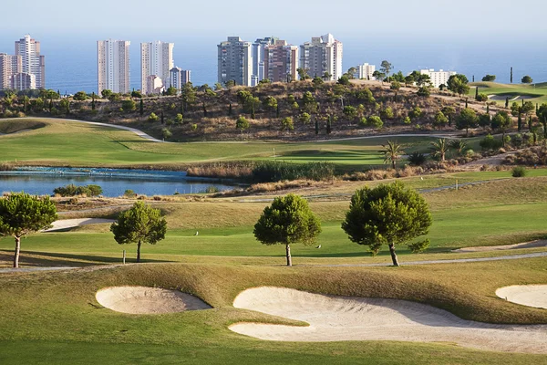 Поле для гольфа в городе Бенидорм, Испания — стоковое фото