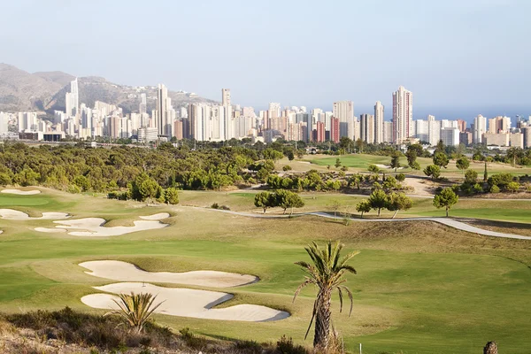 panoramik golf alanı Benidorm'da, İspanya ile gökdelen şehir